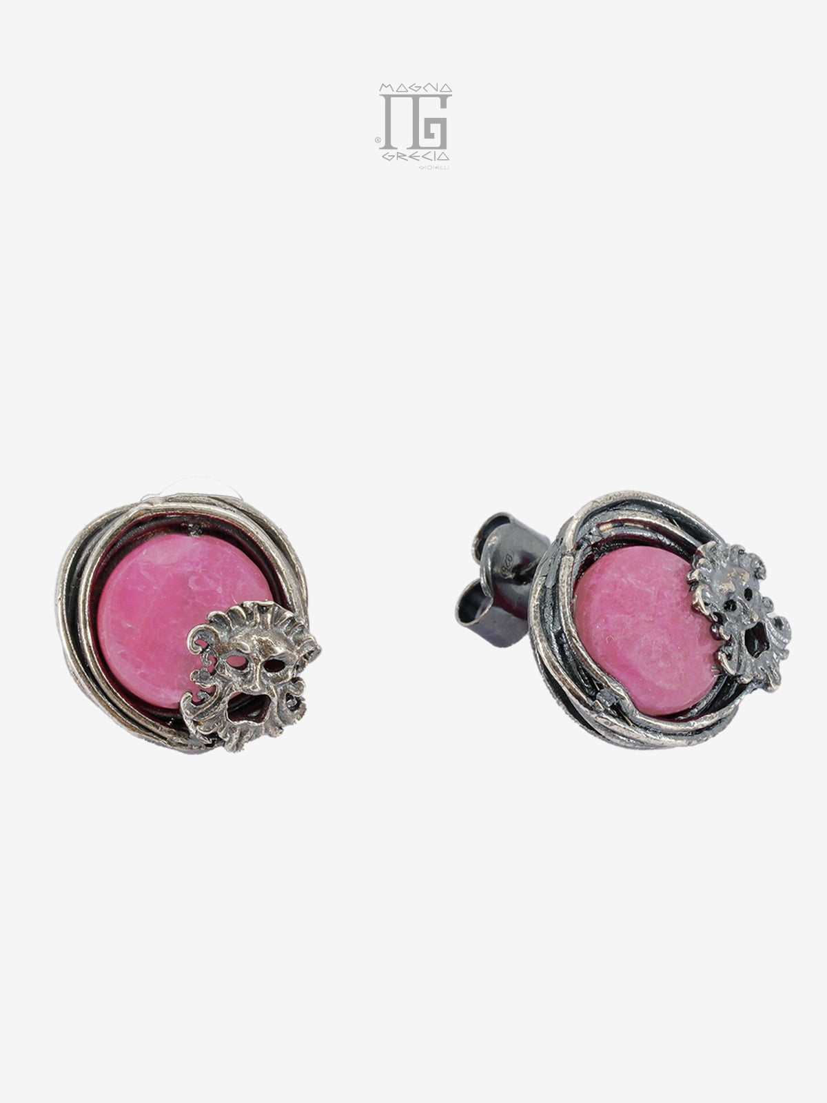 Orecchini Aion in argento 925 con pietra fucsia, filo intrecciato, maschere apotropaiche e chiusura a bottone