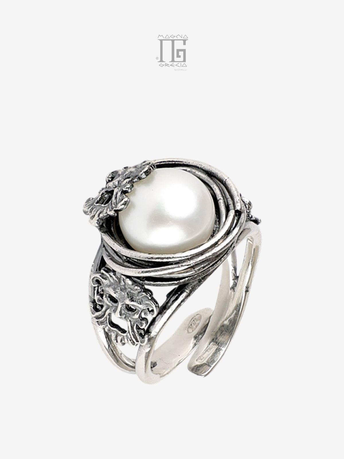 Dettaglio anello Aion con perla d'acqua dolce e maschere apotropaiche laterale