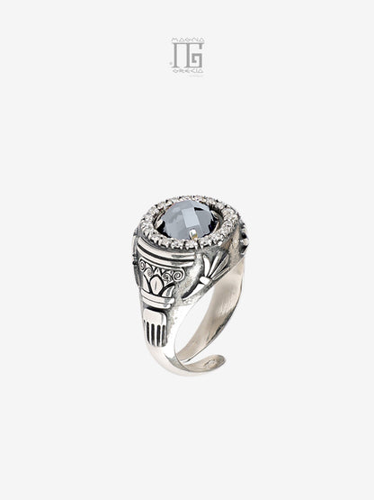 Dettaglio anello Antica Grecia in argento 925 con cristallo azzurro ultra trasparente e zirconi