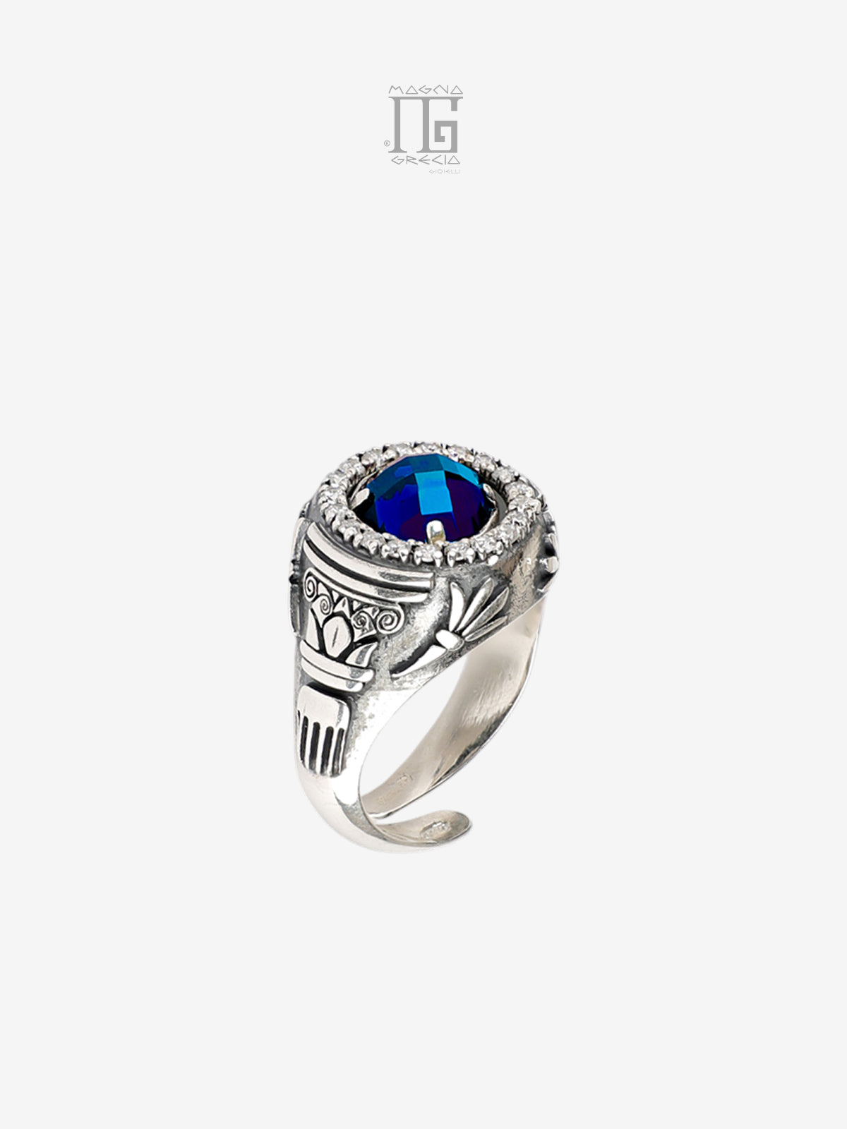 Dettaglio anello argento 925 con cristallo blu e decorazioni ispirate ai templi greci