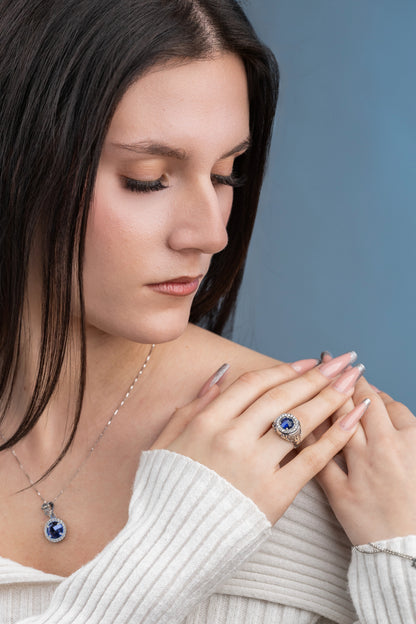 Anello Antica Grecia in argento 925 con cristallo blu e zirconi indossato al dito