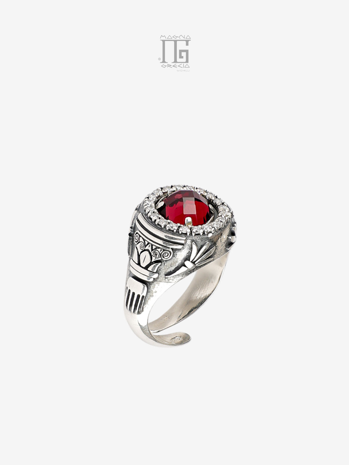 Dettaglio anello argento 925 con decorazioni ispirate ai templi greci