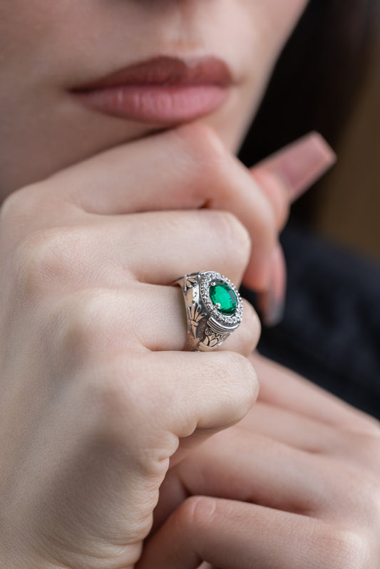 Anello Antica Grecia in argento 925 con cristallo verde e zirconi indossato al dito
