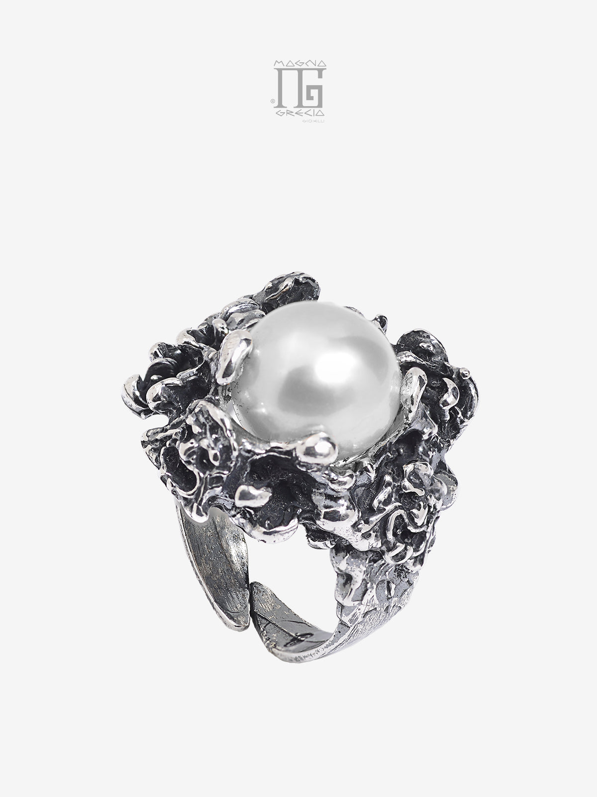 Anello in argento 925 con perla naturale bianca e maschera apotropaica – lavorazione artigianale calabrese