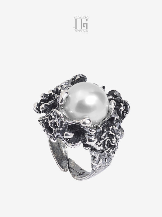 Anello in argento 925 con perla naturale bianca e maschera apotropaica – lavorazione artigianale calabrese