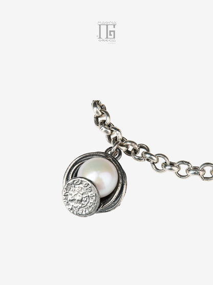 Dettaglio bracciale artigianale in argento 925 con perla e Disco di Festo collezione Aion