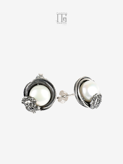 Orecchini Aion in argento 925 con perla d’acqua dolce e maschera apotropaica