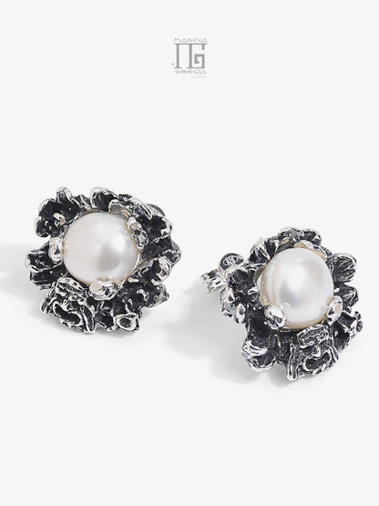 Orecchini artigianali in argento 925 con maschera apotropaica e perle coltivate d'acqua dolce bianche
