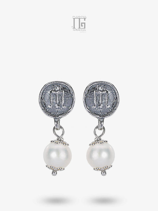 Orecchini artigianali in argento 925 con statere dell’antica Kroton e perle coltivate d’acqua dolce