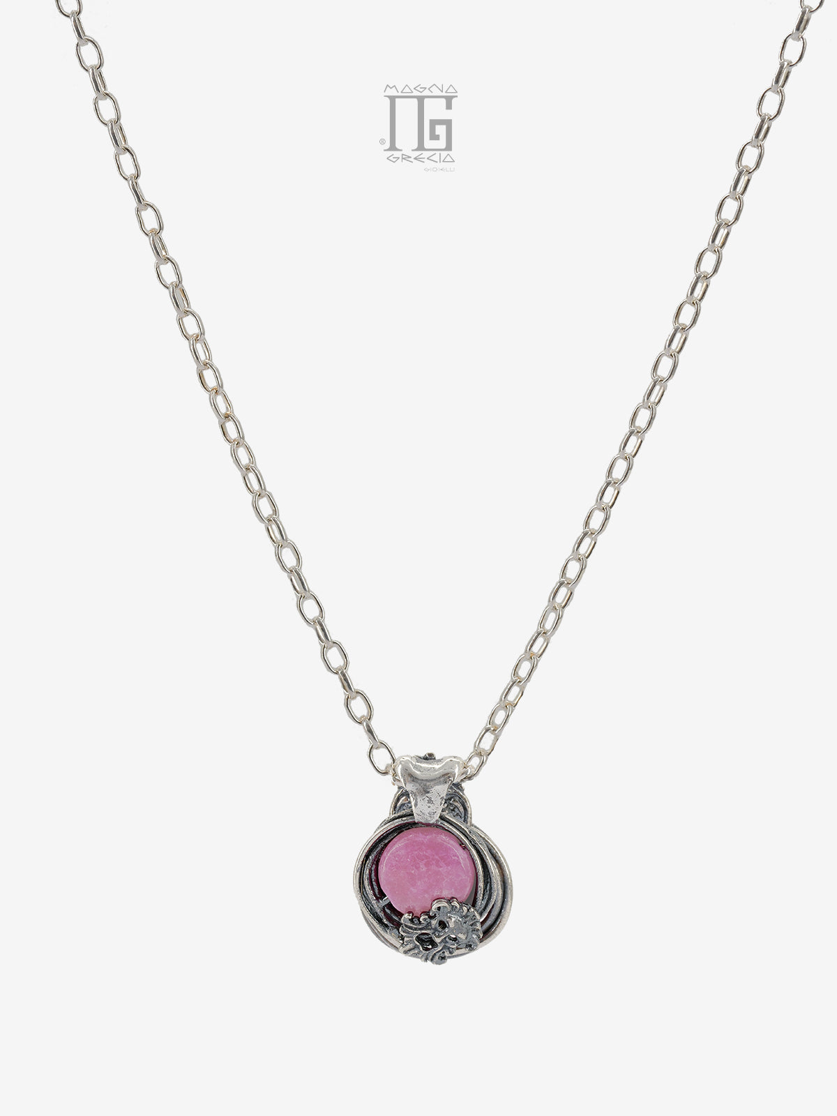 Pendente Aion in argento 925 con pietra fucsia, filo intrecciato, maschera apotropaica e catenina inclusa