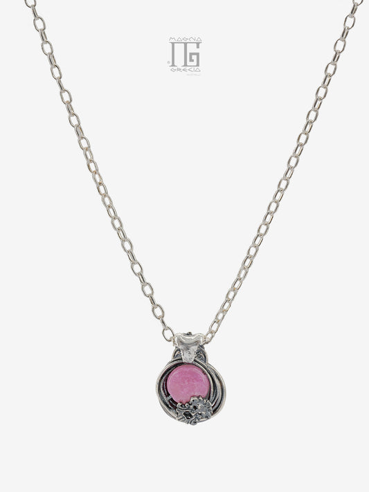 Pendente Aion in argento 925 con pietra fucsia, filo intrecciato, maschera apotropaica e catenina inclusa