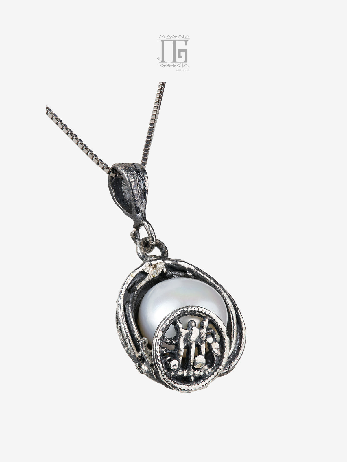 Dettaglio pendente in argento 925 con perla d'acqua dolce e statere della Magna Grecia con tripode