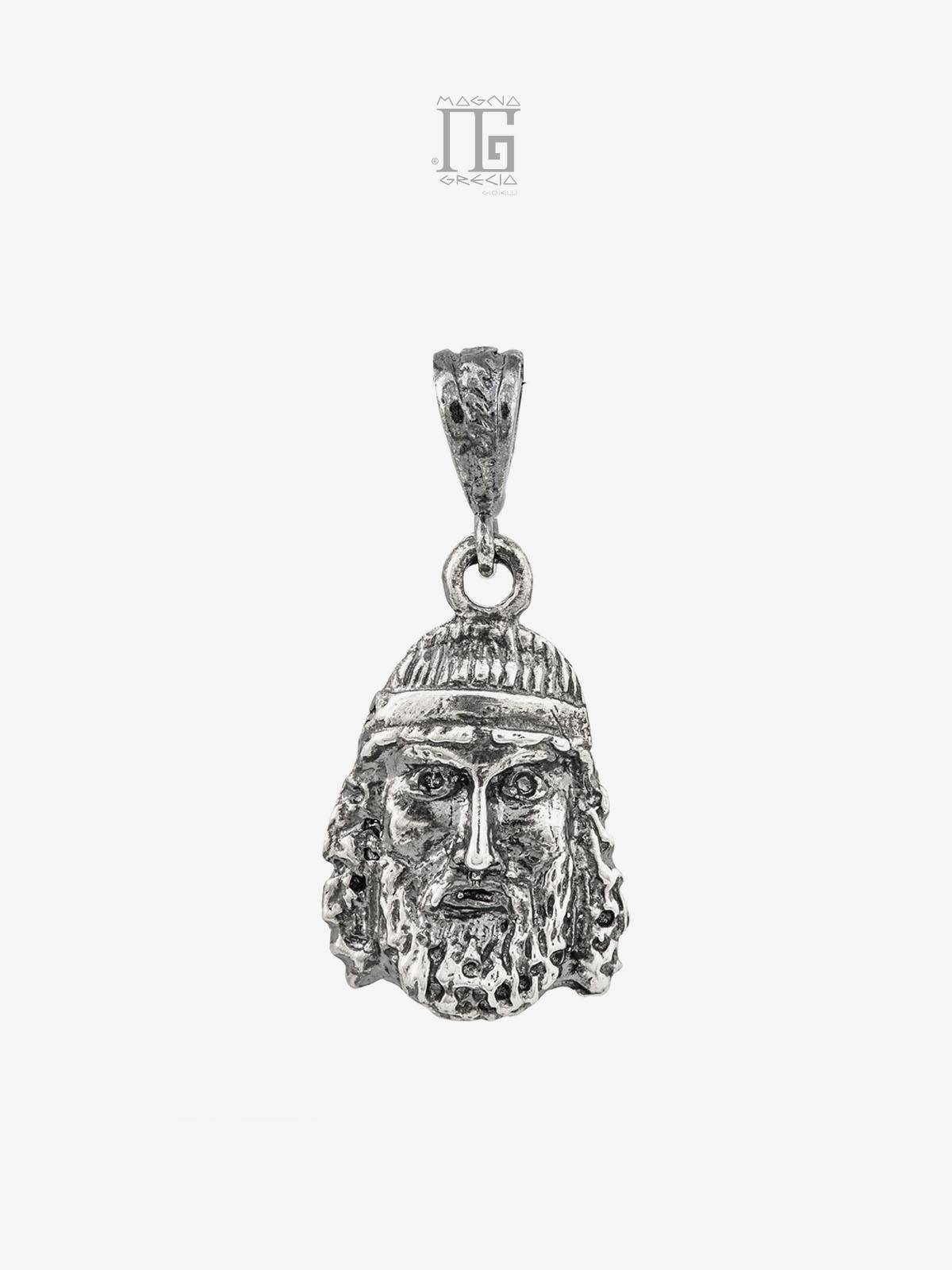 Pendente in Argento 925 con volto del Bronzo di Riace A, ispirato alla scultura greca. Completo di catenina veneziana da 45 cm.
