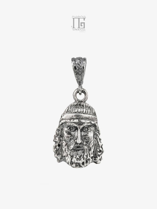 Pendente in Argento 925 con volto del Bronzo di Riace A, ispirato alla scultura greca. Completo di catenina veneziana da 45 cm.