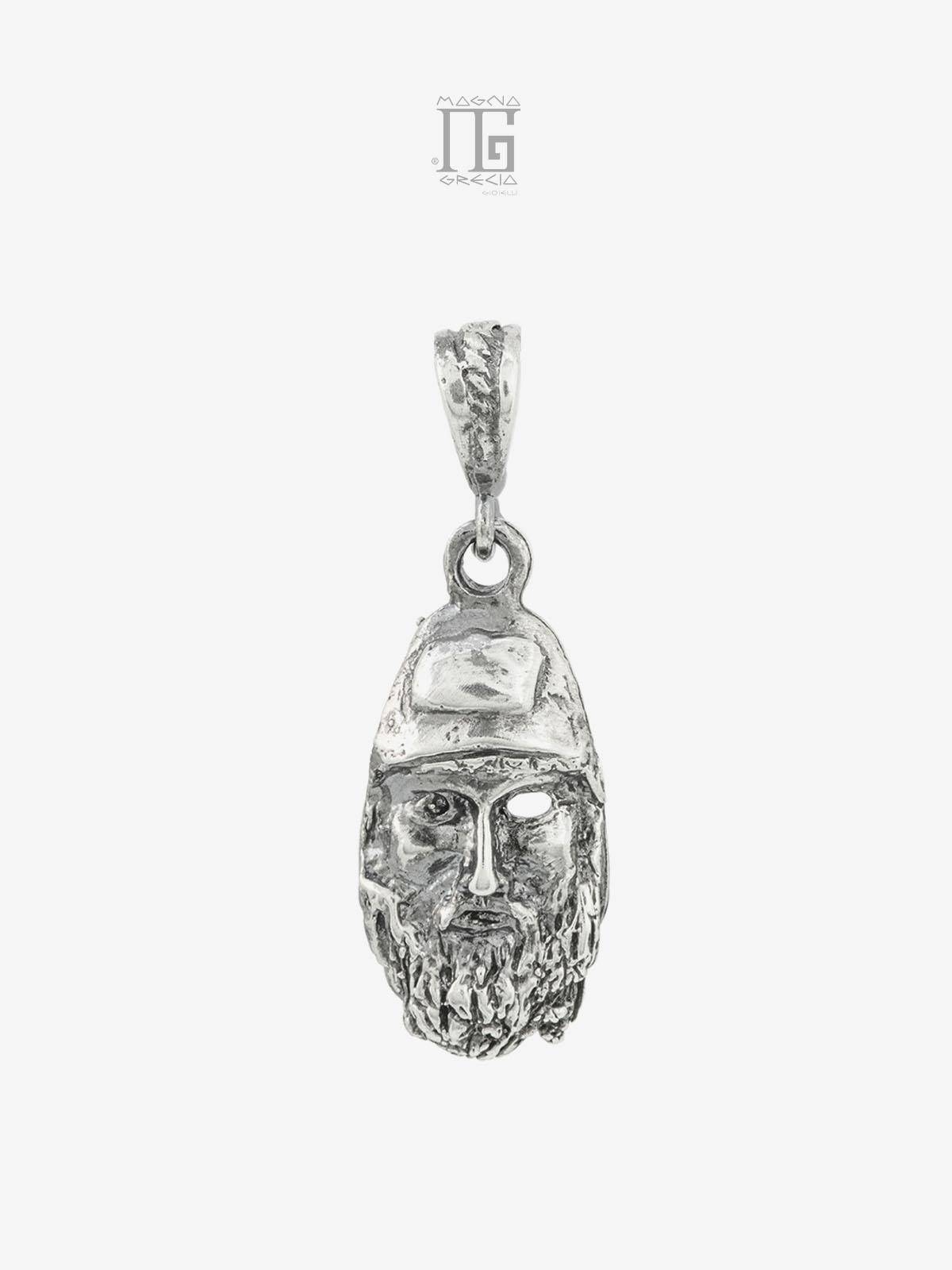 Pendente in Argento 925 con volto del Bronzo di Riace B, ispirato alla scultura greca. Completo di catenina veneziana da 45 cm.