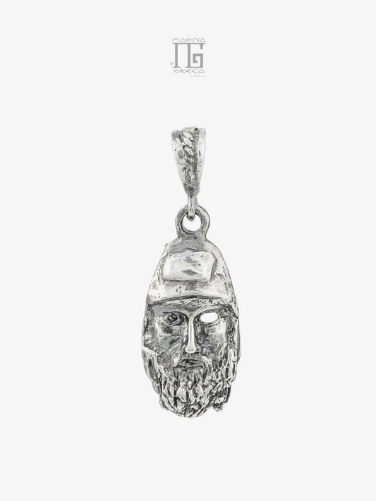 Pendente in Argento 925 con volto del Bronzo di Riace B, ispirato alla scultura greca. Completo di catenina veneziana da 45 cm.